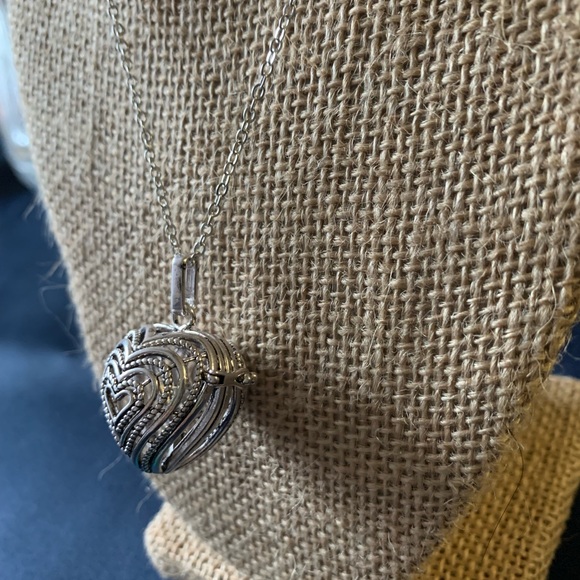 New Heart Locket Essential Oil Diffuser Necklace (oil not included) - Picture 3 of 9